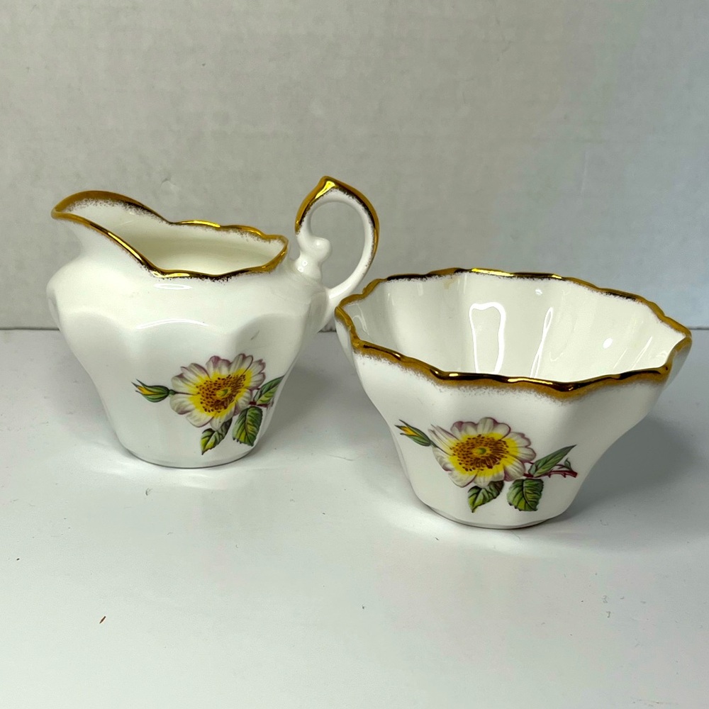 ⭐️2/$20 item(mix&match)⭐️ Cream/Sugar Salisbury bone china yellow rose gold trim